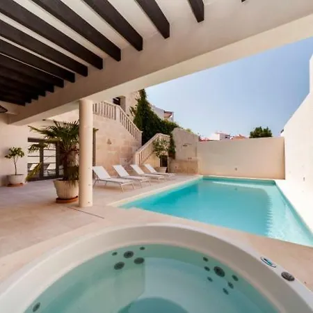 וילה Splendid Former Chapel With Pool & Jacuzzi